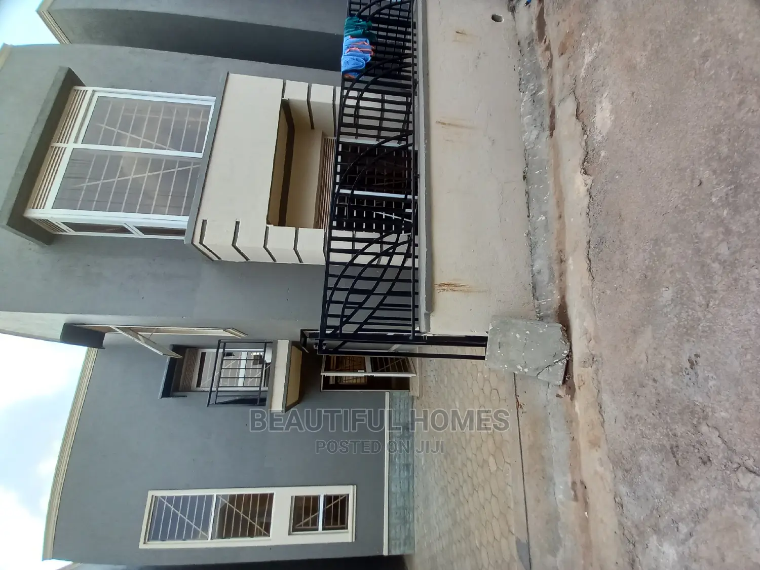 Furnished 4bdrm Duplex in Kira Tarmack for Sale