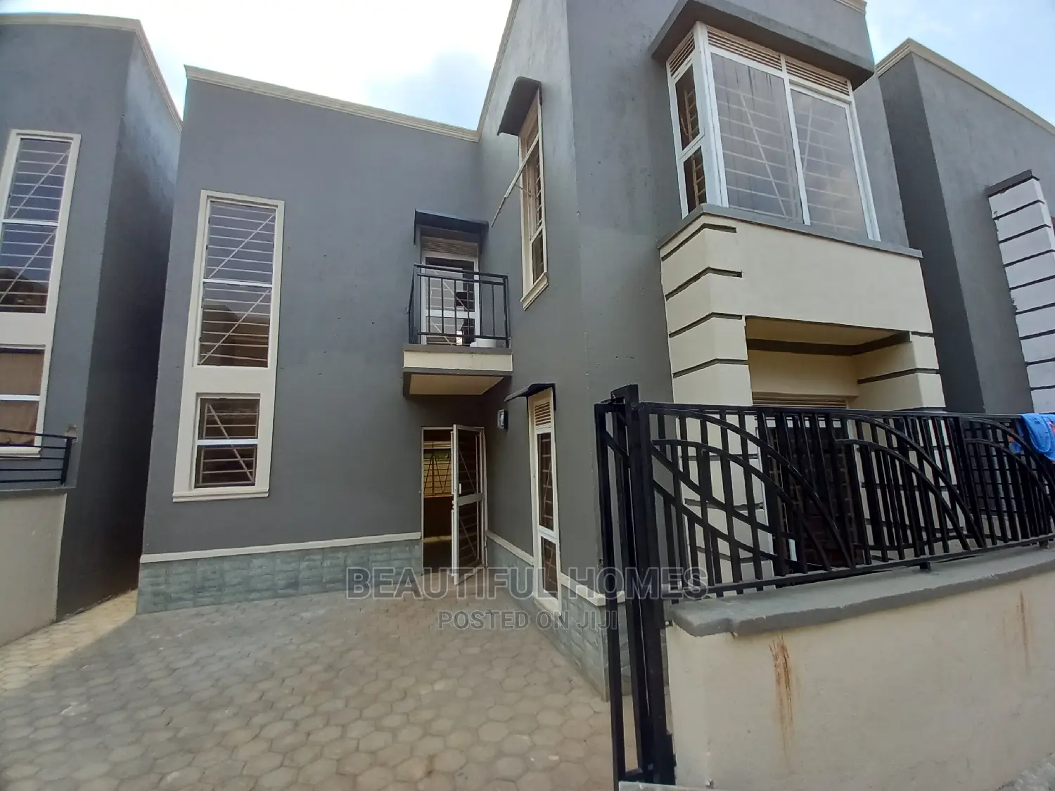 Furnished 4bdrm Duplex in Kira Tarmack for Sale