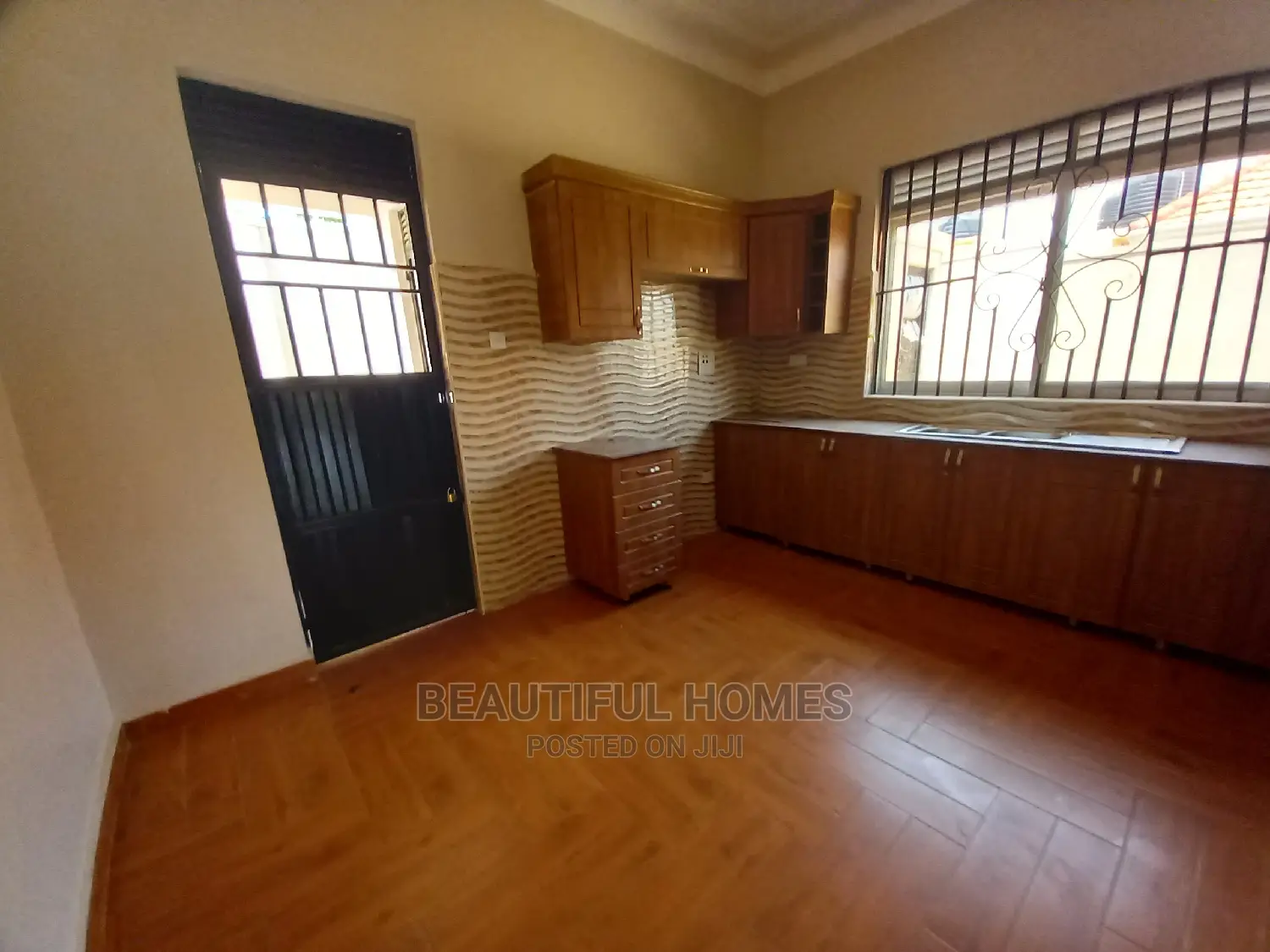Furnished 4bdrm Bungalow in Wealthy Estate, Kira for Sale