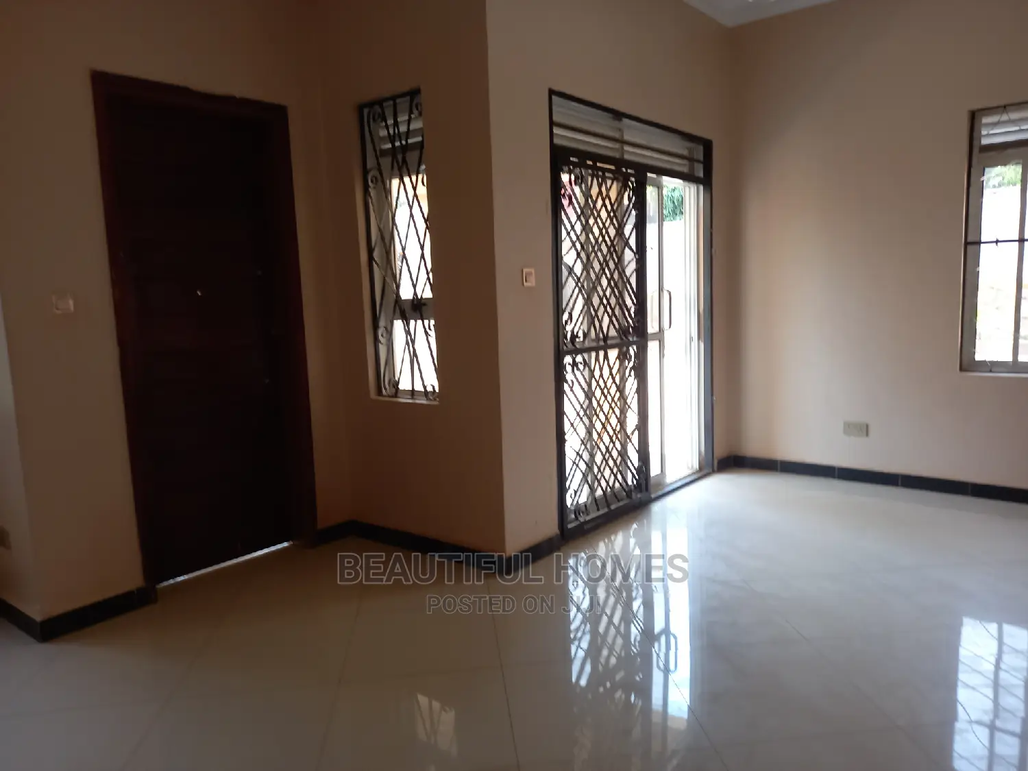Furnished 4bdrm Bungalow in Tarmacked, Kira for Sale