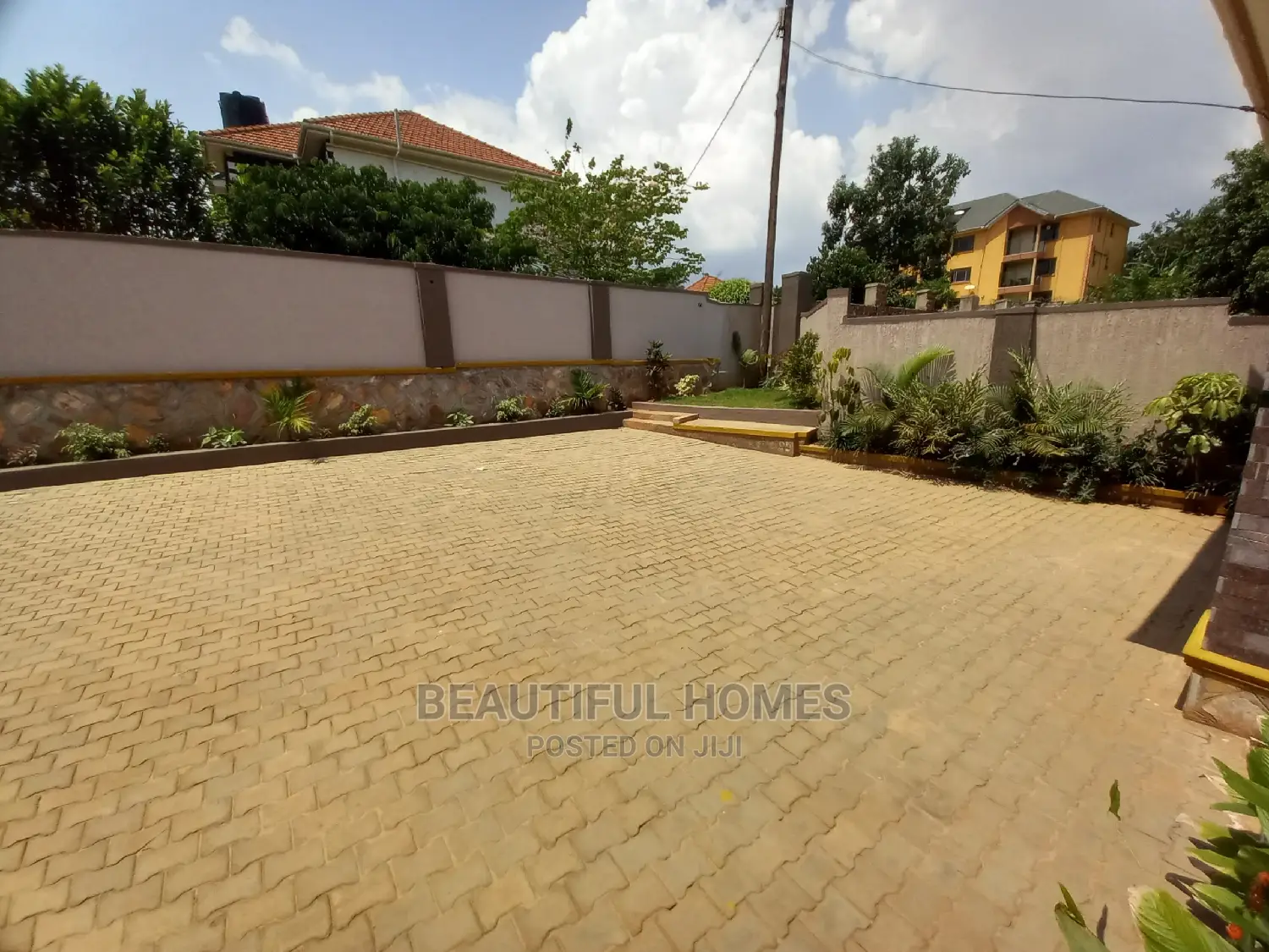 Furnished 4bdrm Bungalow in Tarmacked, Kira for Sale