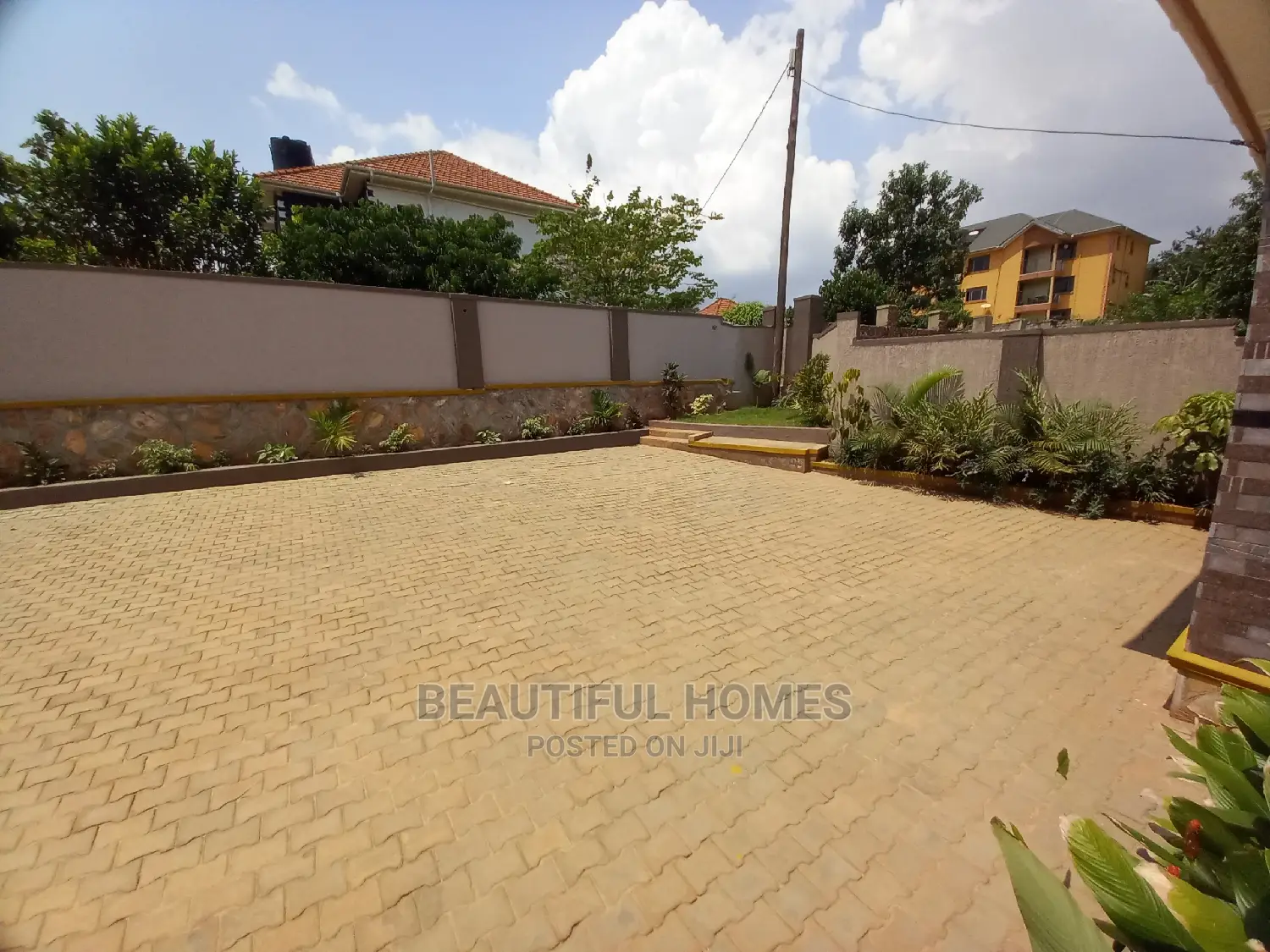 Furnished 4bdrm Bungalow in Tarmacked, Kira for Sale