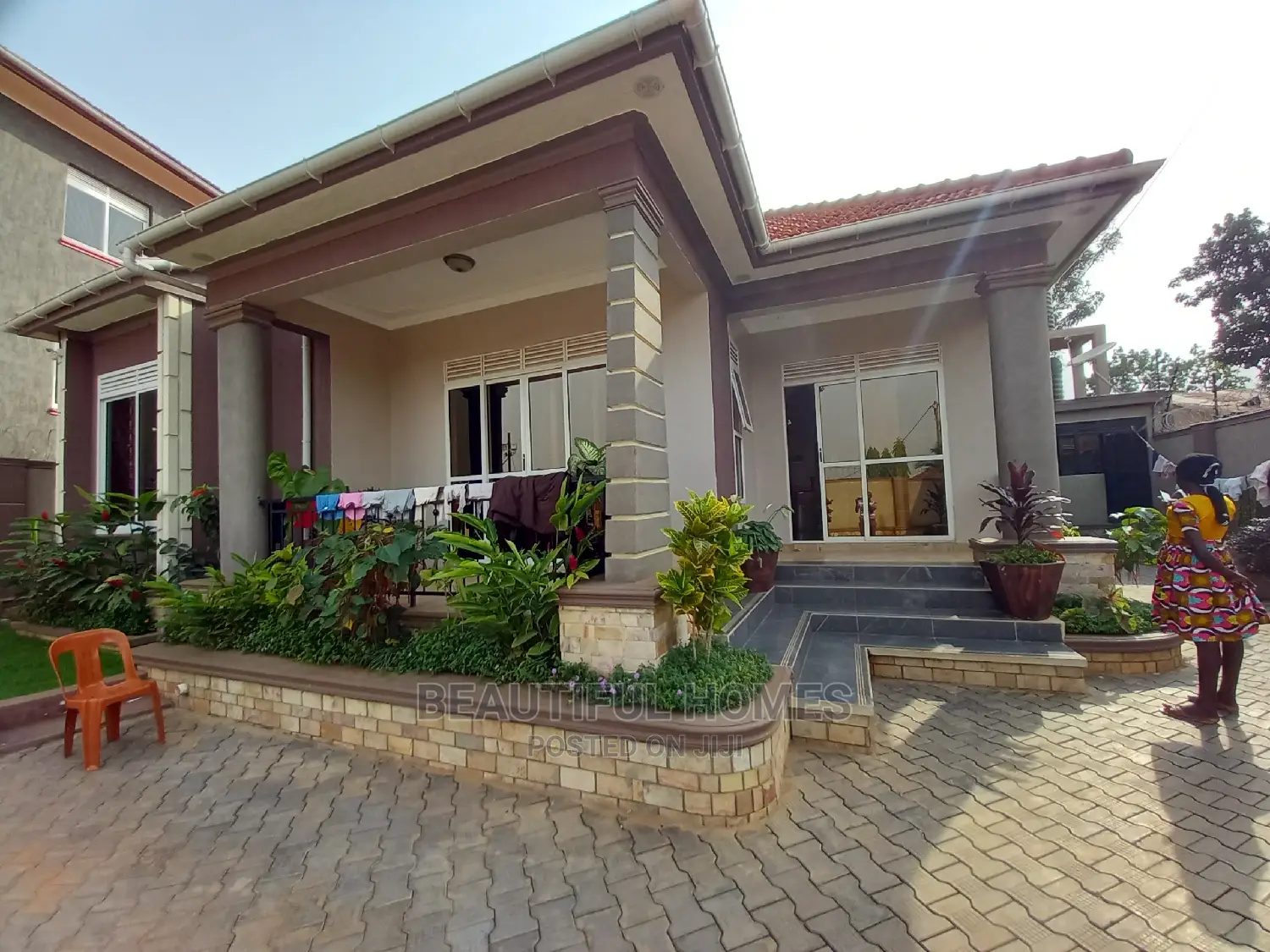 Furnished 4bdrm Bungalow in Rich Area, Kira for Sale