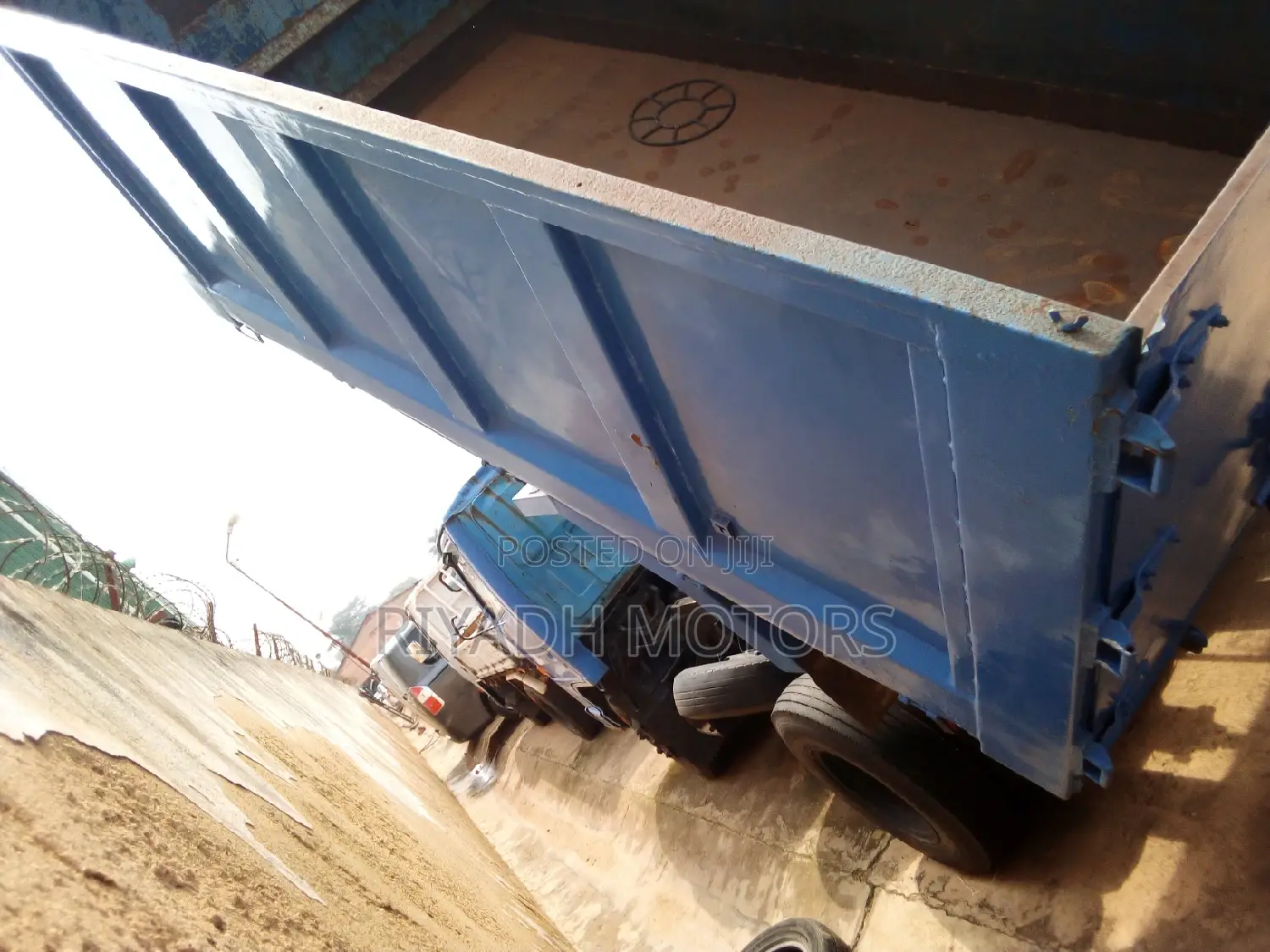 Isuzu Elf With Big Tray