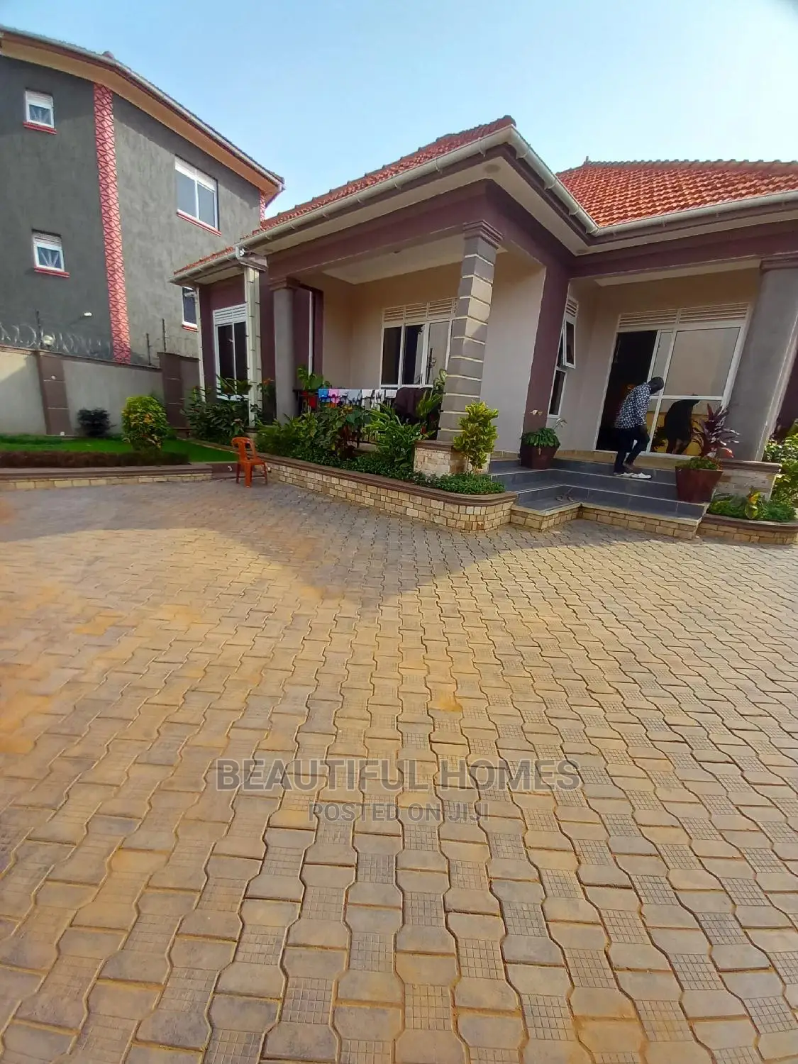 Furnished 4bdrm Bungalow in Rich Area, Kira for Sale
