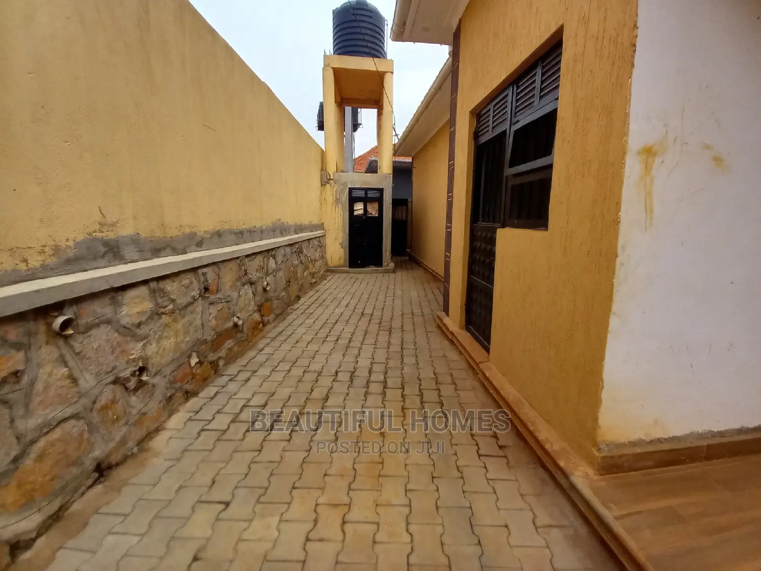 Furnished 4bdrm House in Tarmacked Lane, Kira for Sale