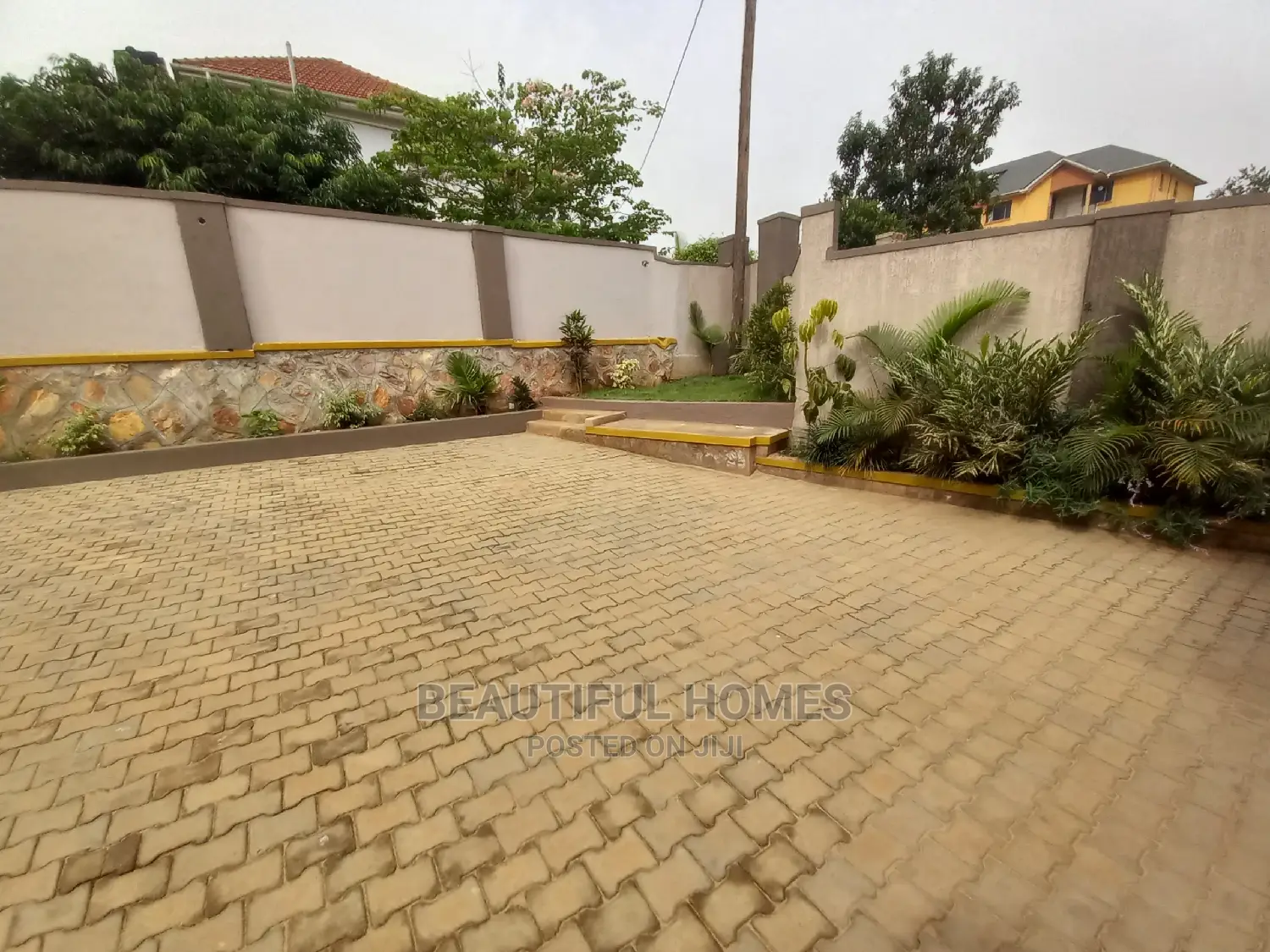 Furnished 4bdrm House in Kira Tarmacked Close for Sale