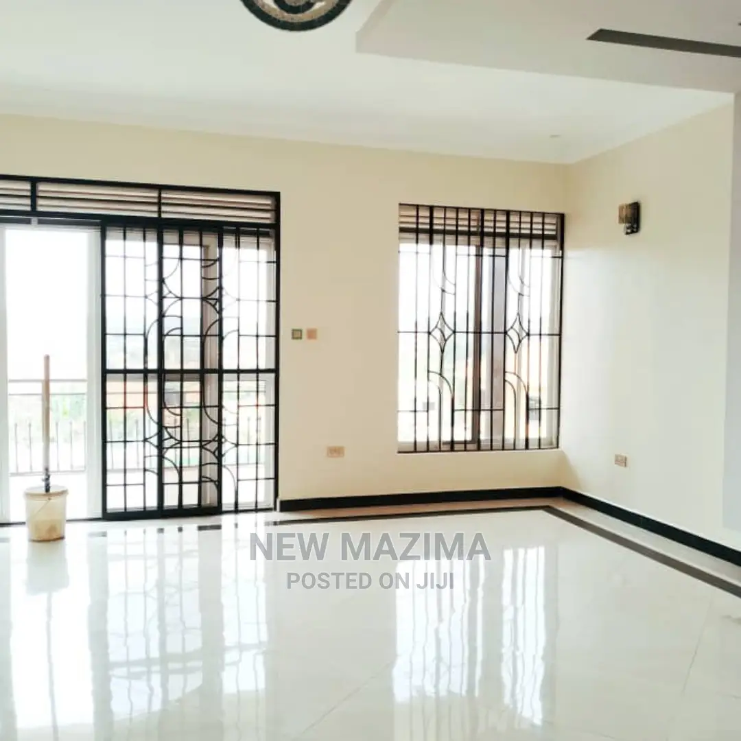 5bdrm Maisonette in Kitende Ntebe Rd, Central Division for Sale