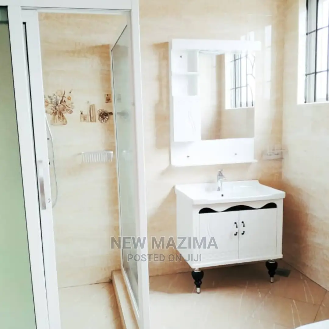 5bdrm Maisonette in Kitende Ntebe Rd, Central Division for Sale