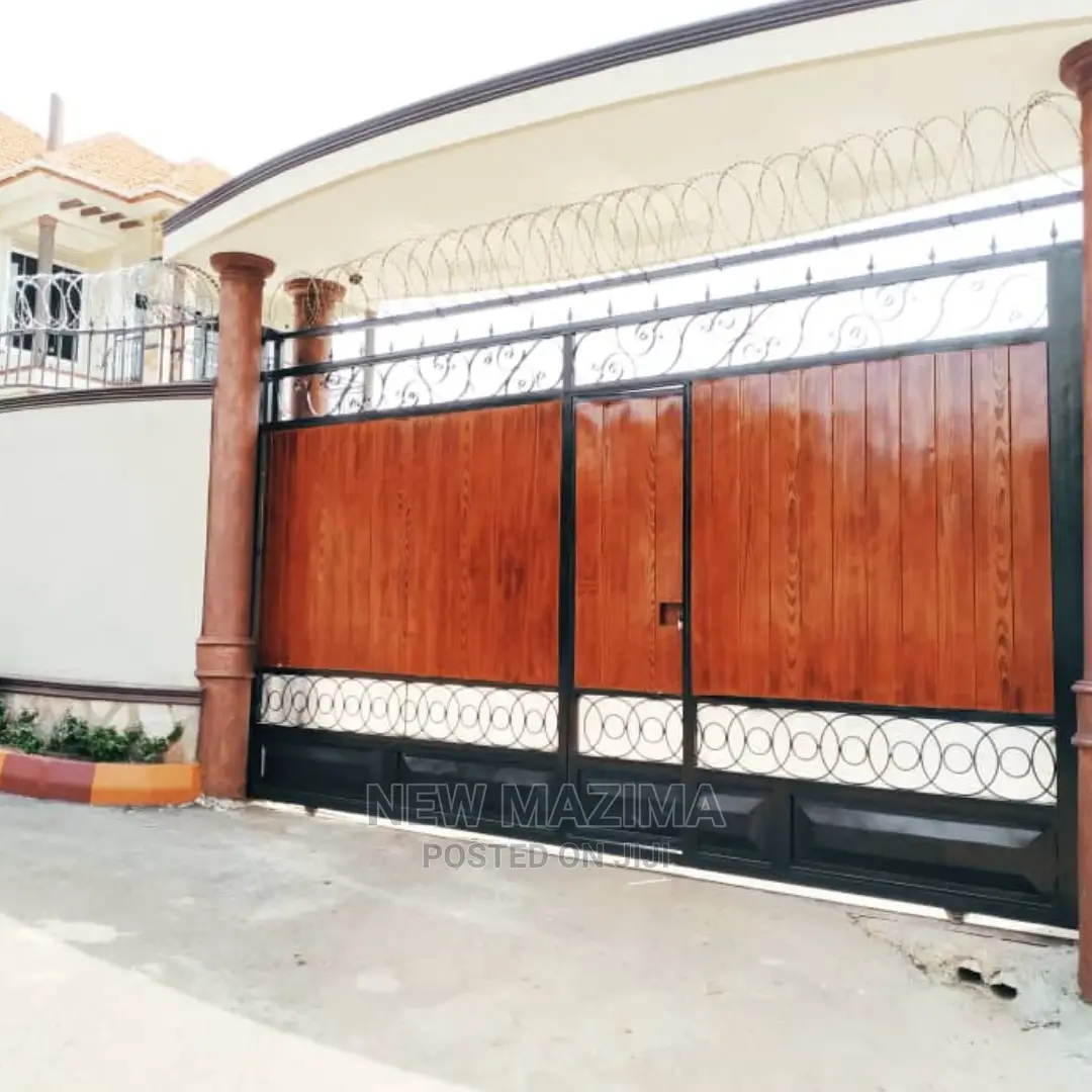 5bdrm Maisonette in Kitende Ntebe Rd, Central Division for Sale