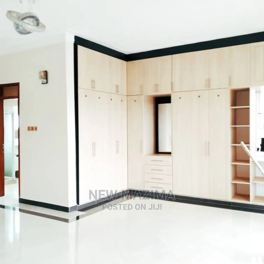 5bdrm Maisonette in Kitende Ntebe Rd, Central Division for Sale