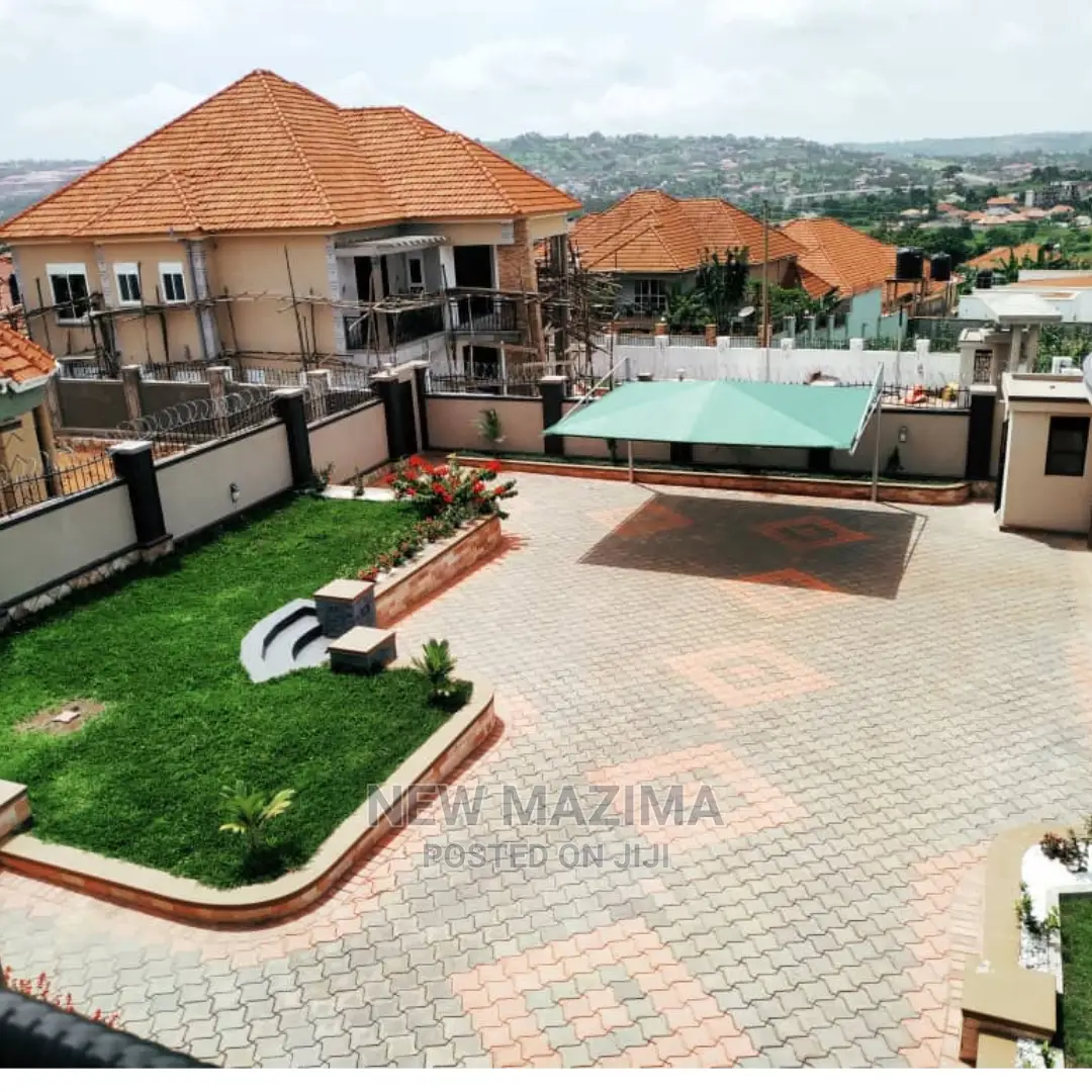 5bdrm Maisonette in Kitende Ntebe Rd, Central Division for Sale