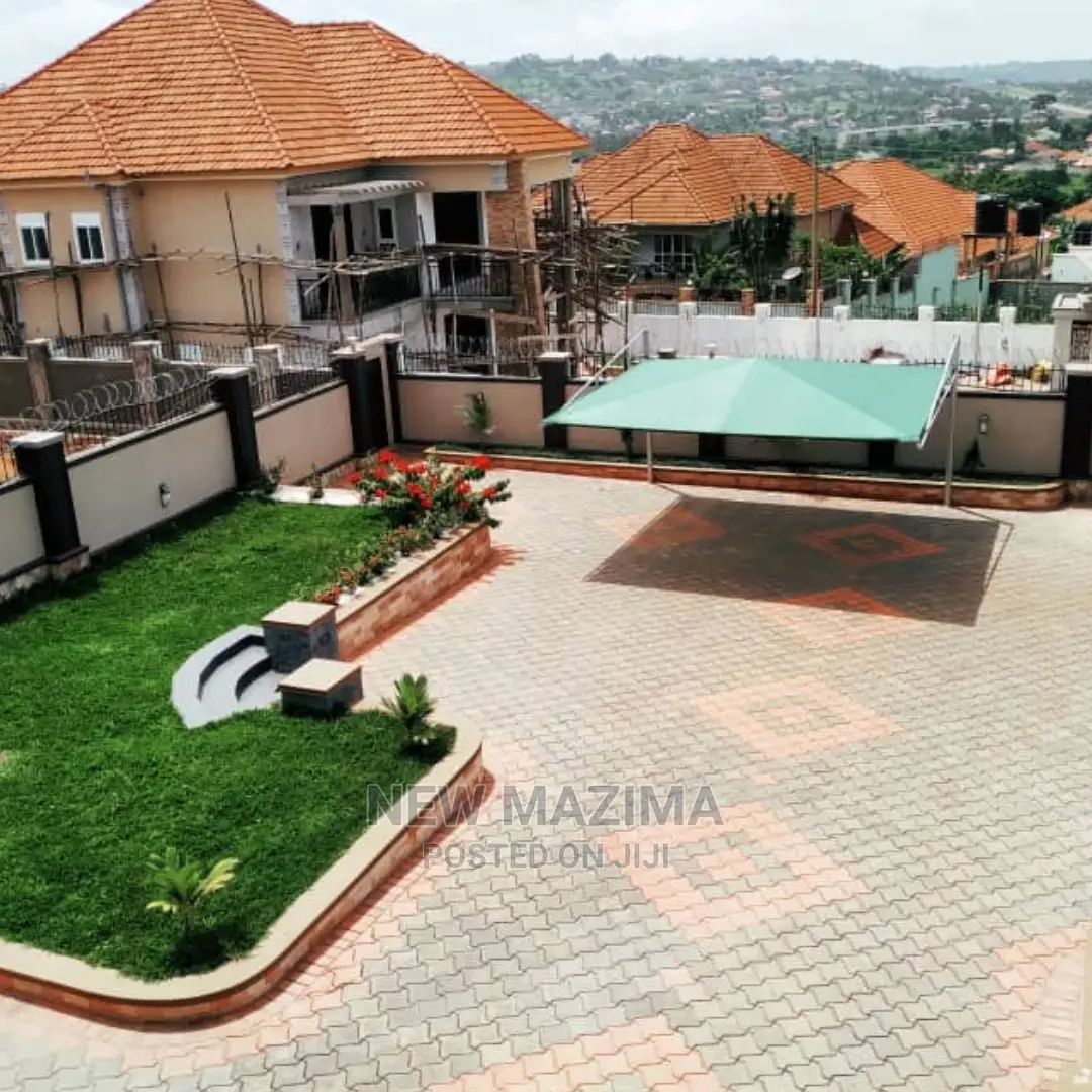 5bdrm Maisonette in Kitende Ntebe Rd, Central Division for Sale