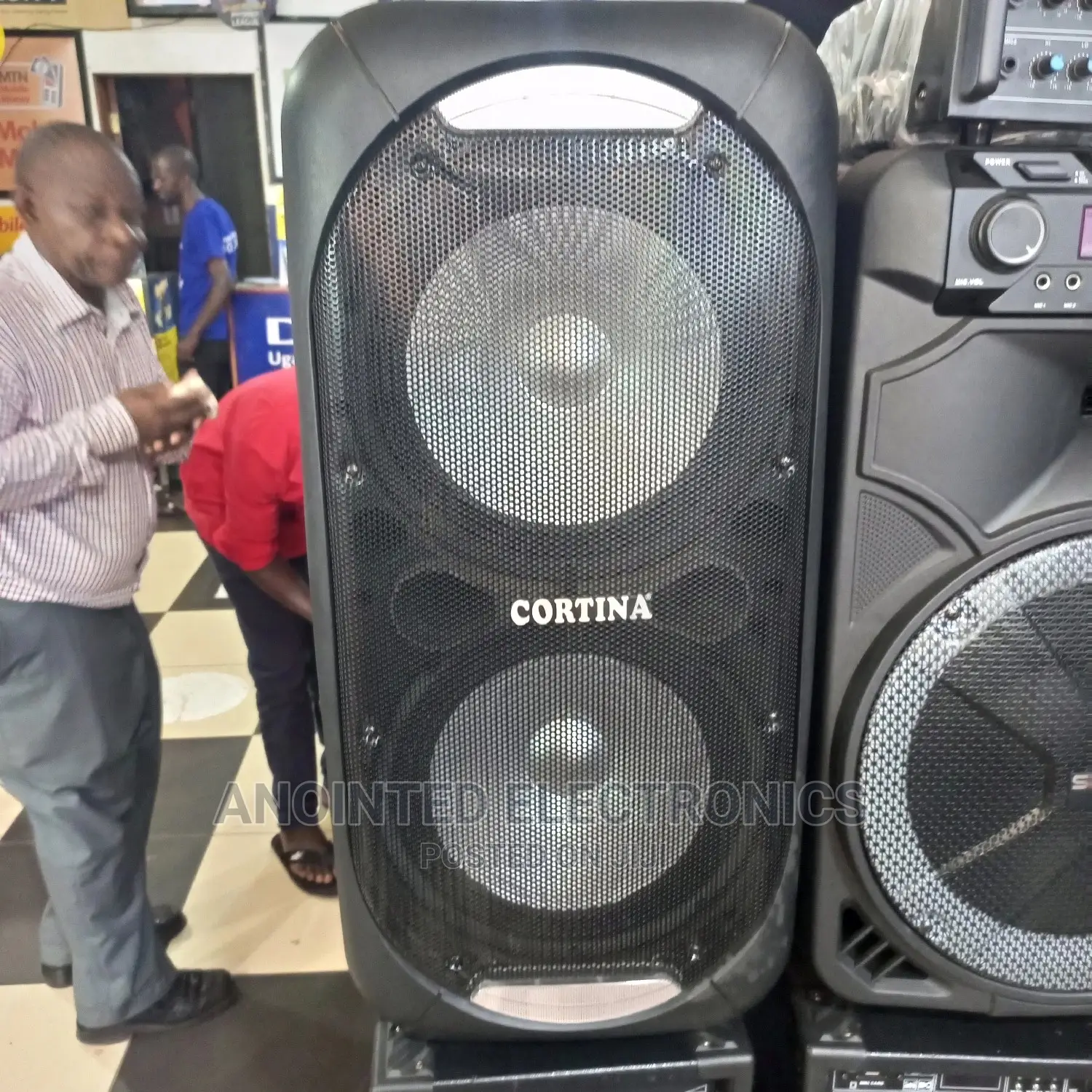 Cortina Speaker With a Microphone