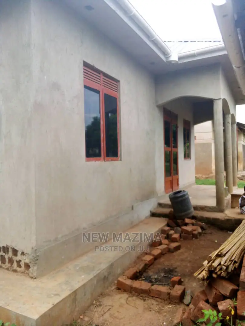 2bdrm House in Ntebe Rd Kawuku, Division a for Sale