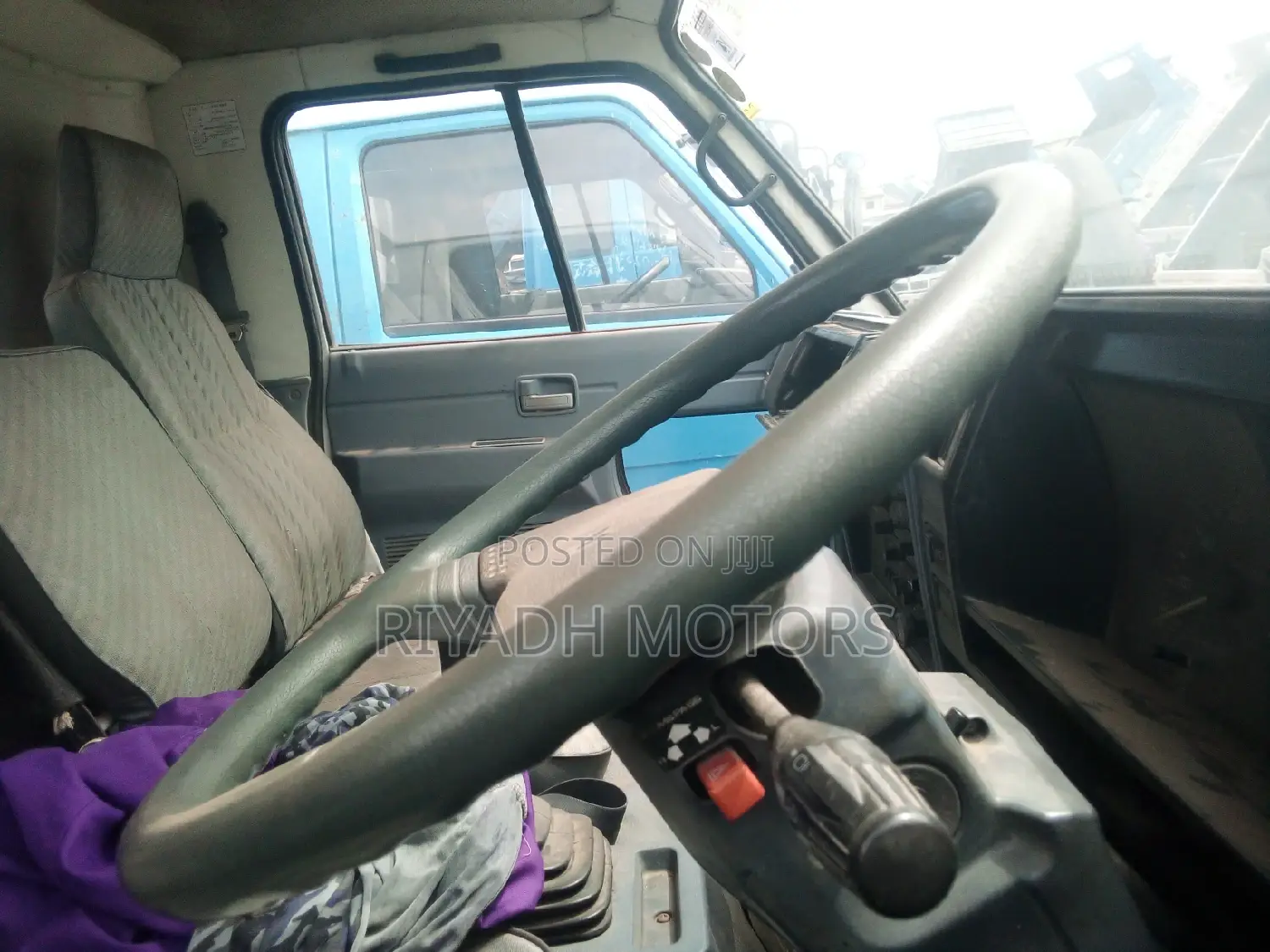 Isuzu ELF Truck 1992 White