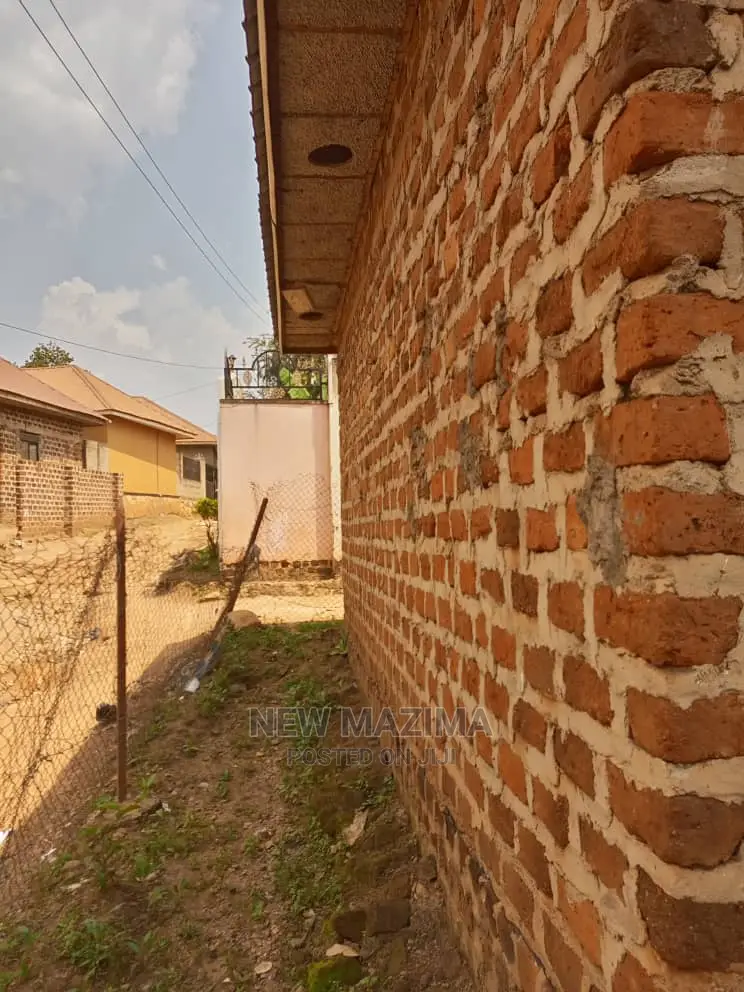2bdrm House in Salaama Munyonyo Rd, Division a for Sale