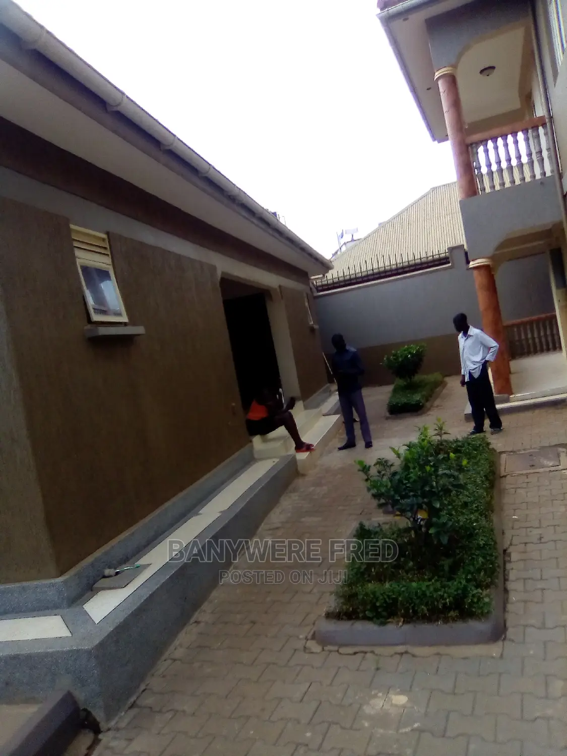 Furnished 6bdrm Apartment in Kira for Sale