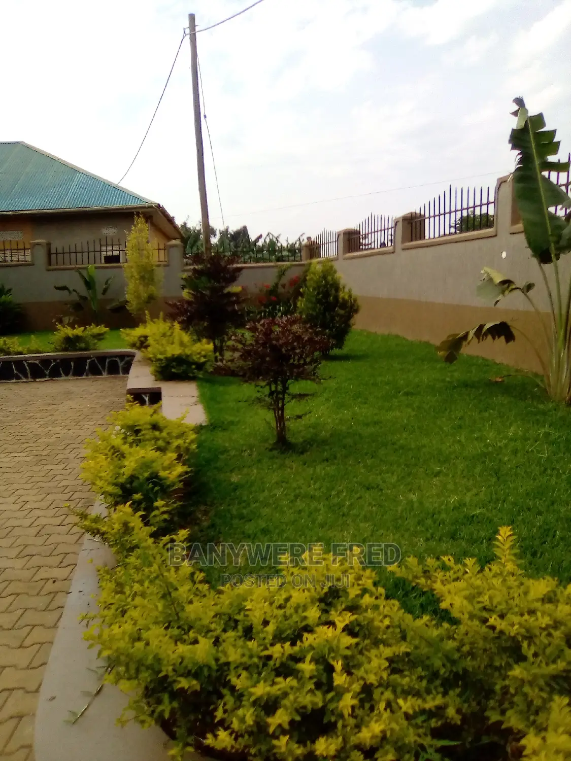 Furnished 6bdrm Apartment in Kira for Sale