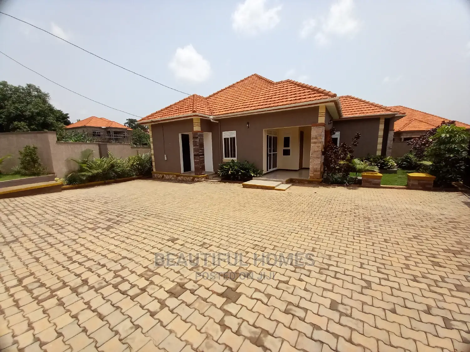 Furnished 4bdrm House in Kira Tarmack Wealthy for Sale