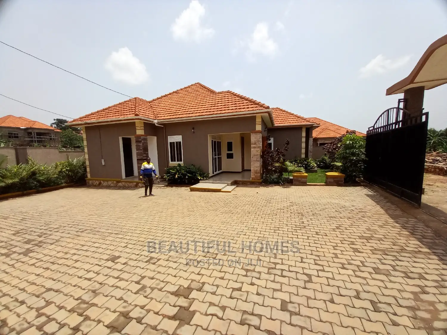 Furnished 4bdrm House in Kira Tarmack Wealthy for Sale