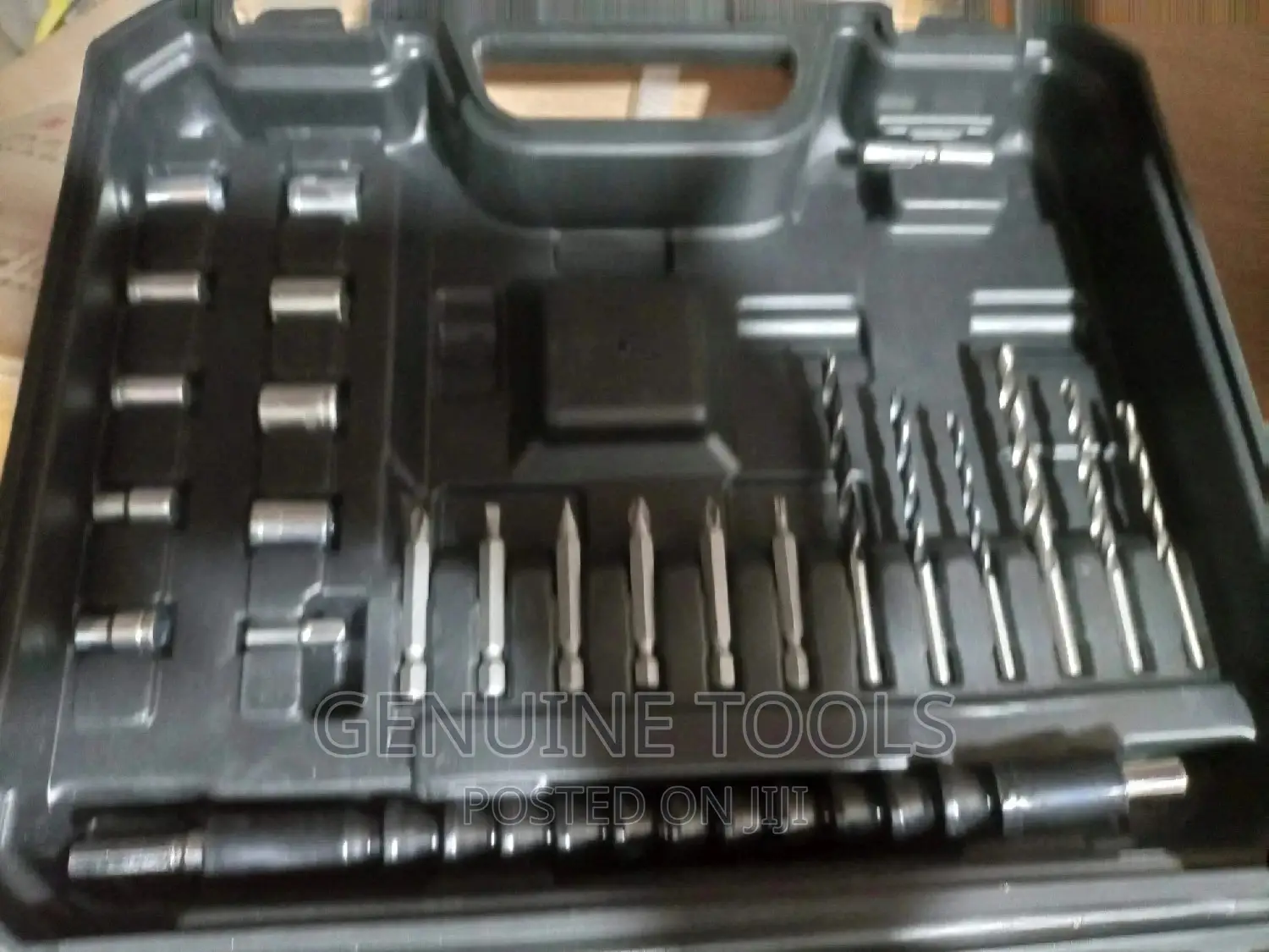 Chargerable /Cordless Drill With Free Bits and Screwing Bits