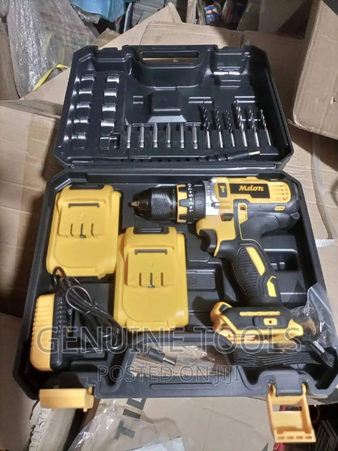 Chargerable /Cordless Drill With Free Bits and Screwing Bits