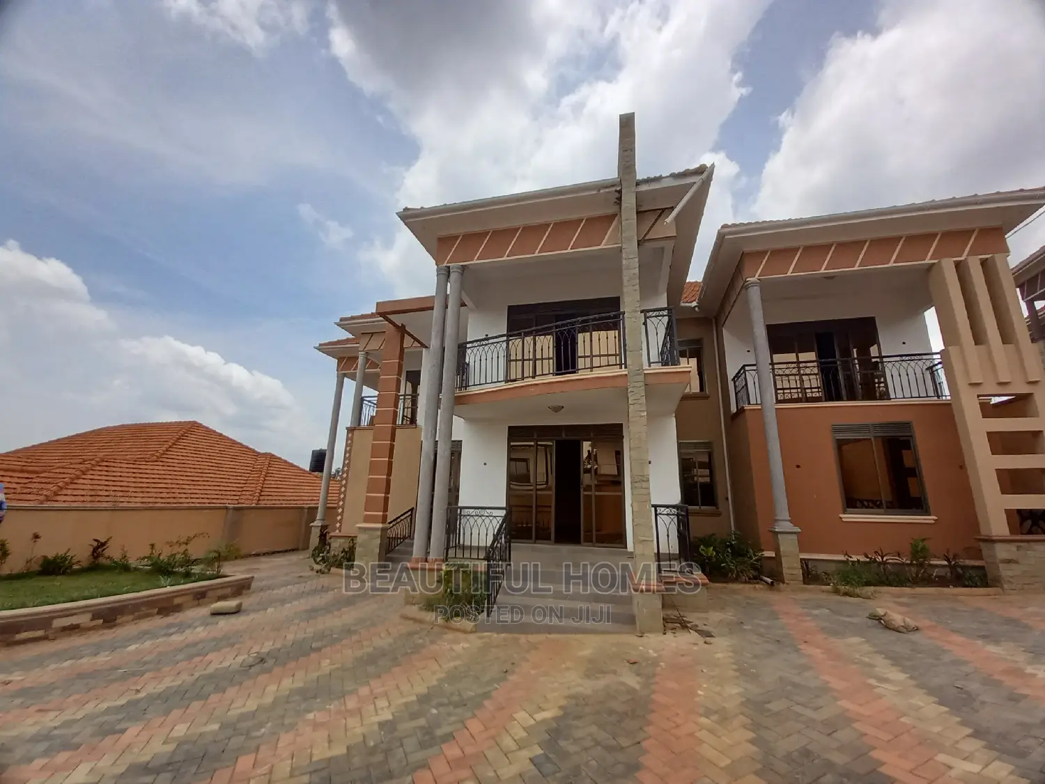 Furnished 6bdrm Mansion in Kira Mamerito, Central Division for Sale