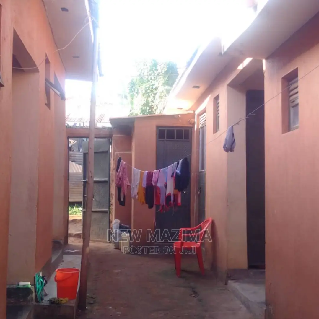 8bdrm House in Kawanda Kirinyabigo, Division B for Sale