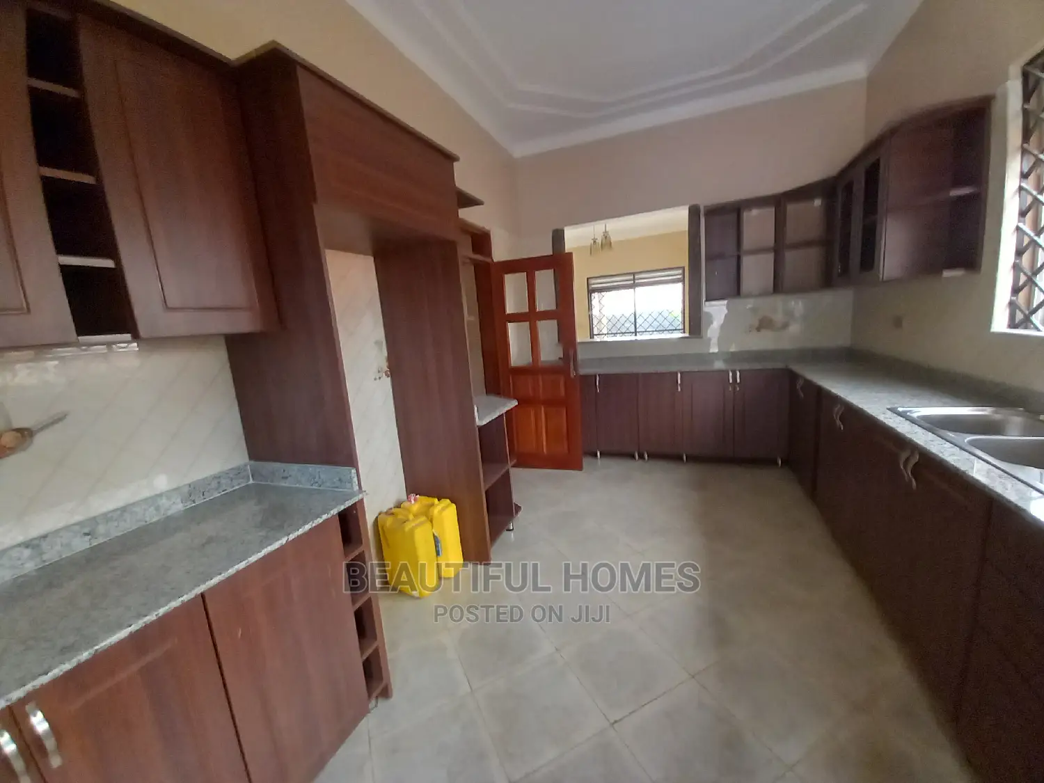 Furnished 5bdrm House in Kira for Sale