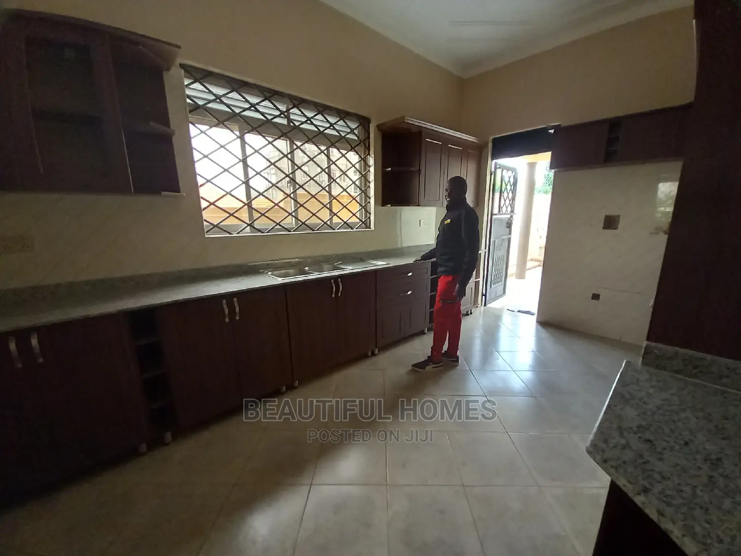 Furnished 5bdrm Bungalow in Kira Organised Rich for sale