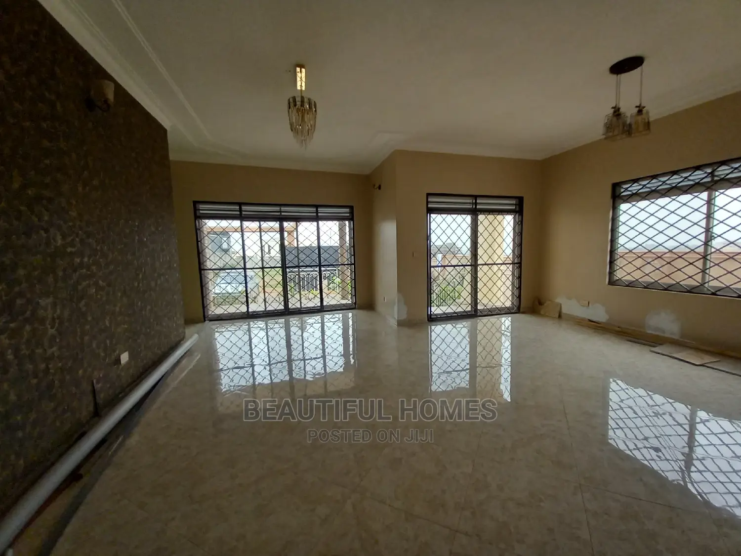 Furnished 5bdrm Bungalow in Kira Organised Rich for sale