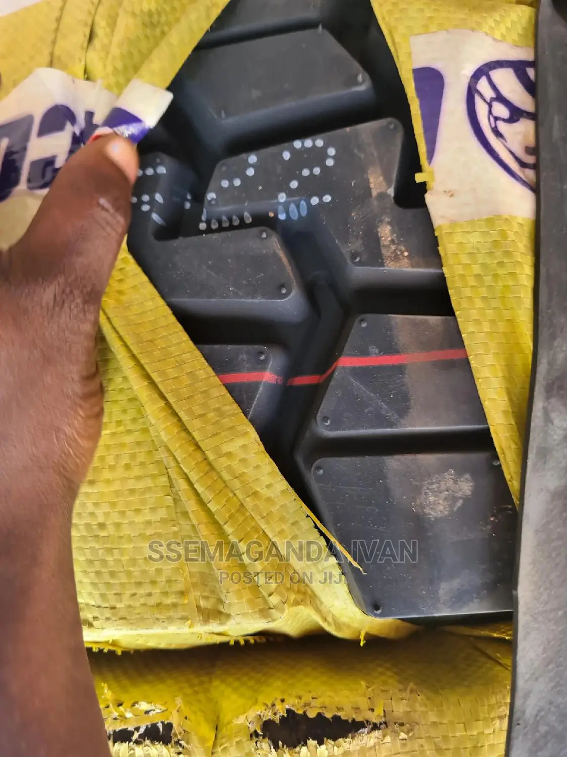 11r22.5 Tyre Behind