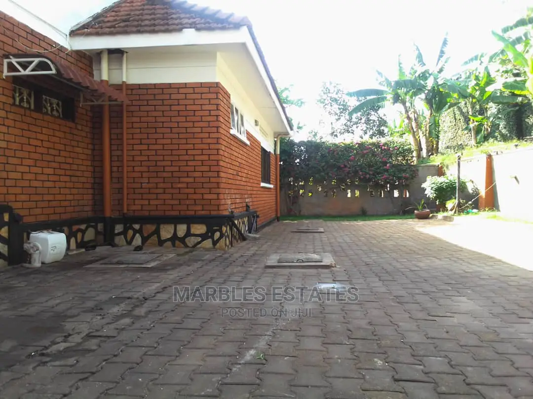 10bdrm House in Mbuya, Central Division for Rent