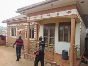 3bdrm House in Salaama Munyonyo Rd, Makindye for sale