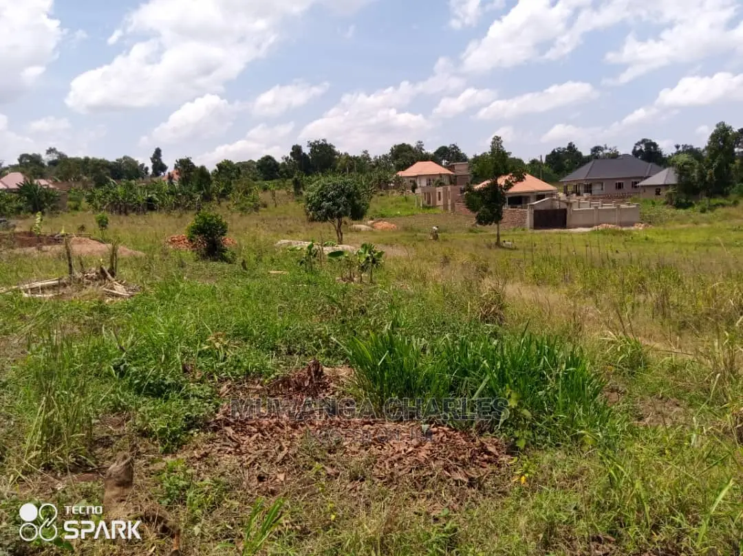 100x100ft Plot of Land for Sale in Bueate