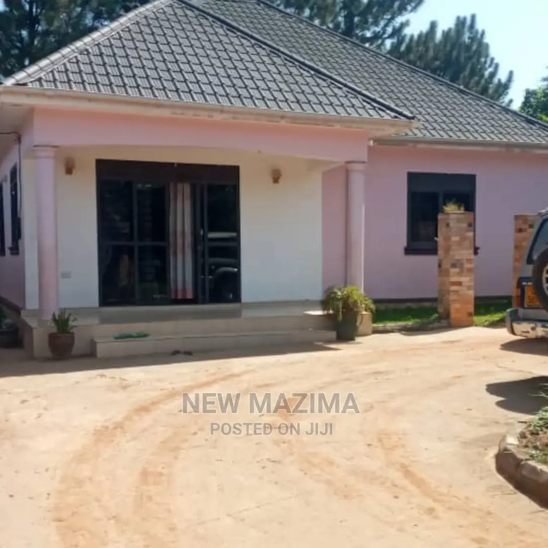 3bdrm Bungalow in Busabaala Town, Division A for sale