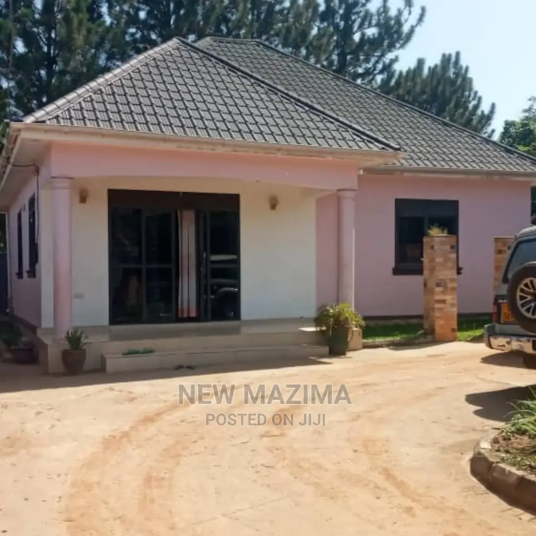 3bdrm Bungalow in Busabaala Town, Division A for sale