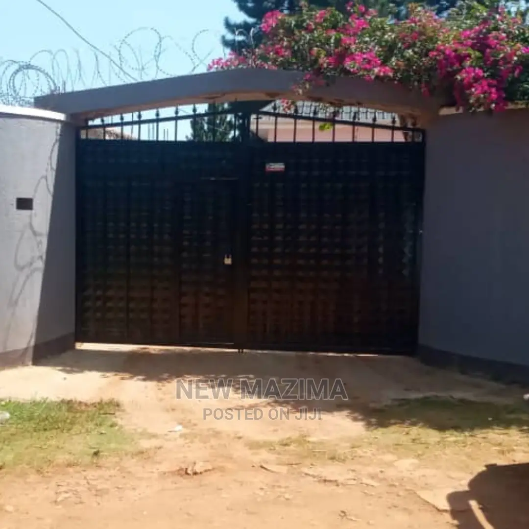3bdrm Bungalow in Busabaala Town, Division A for sale