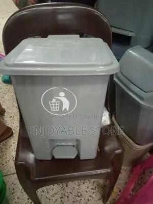 Plastic Step on Dust Bin