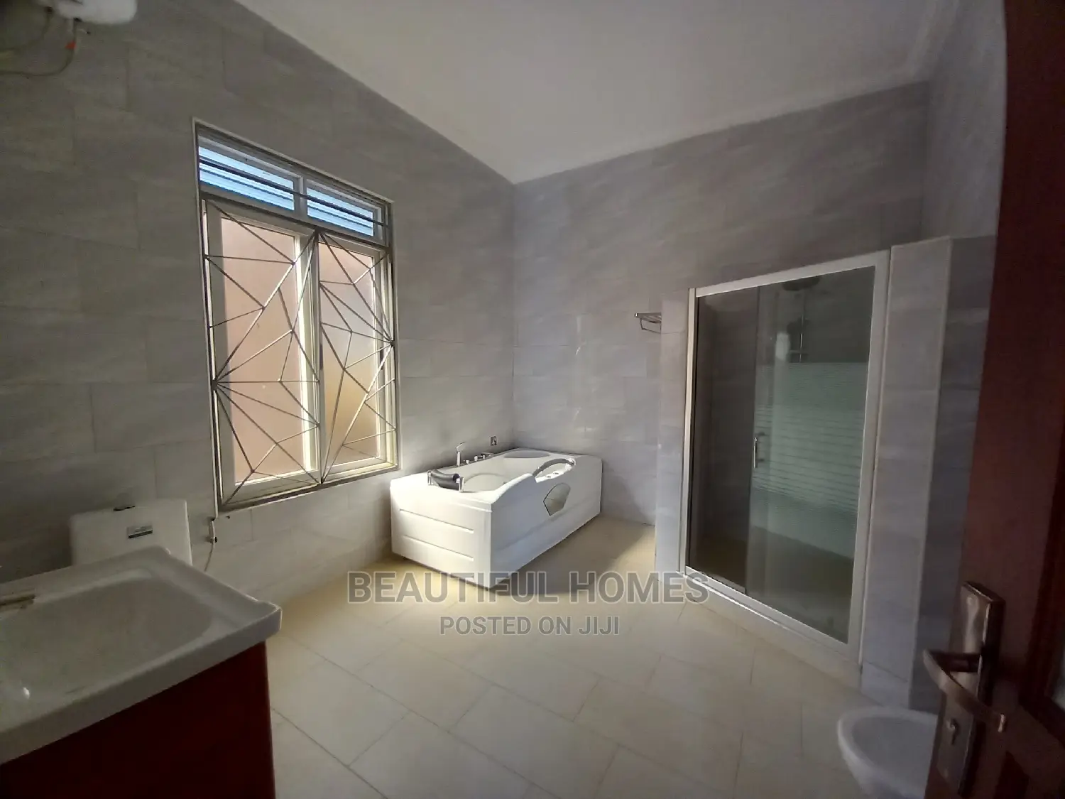 Furnished 6bdrm Mansion in Kira Tarmack for Sale