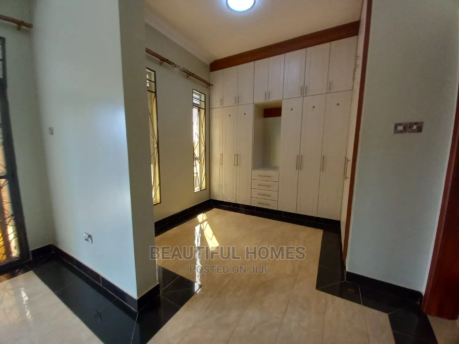 Furnished 6bdrm Mansion in Kira Tarmack for Sale