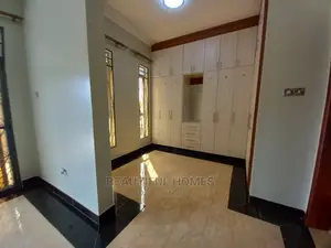Furnished 6bdrm Mansion in Kira Tarmack for Sale