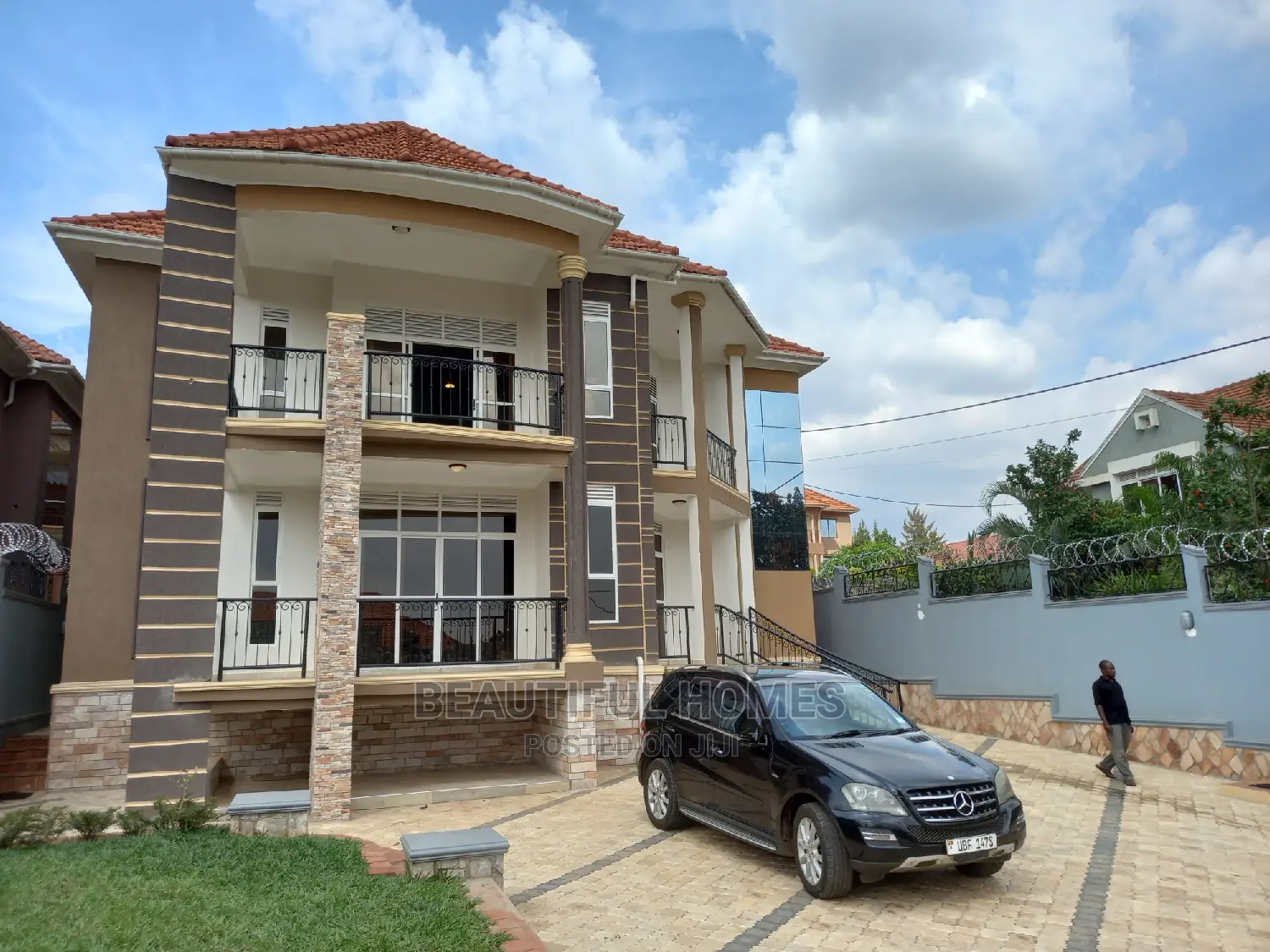 Furnished 6bdrm Mansion in Kira Corporate, Central Division for Sale