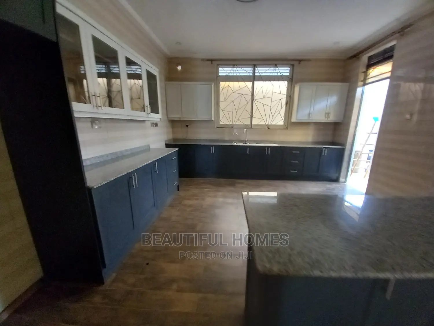 Furnished 6bdrm Mansion in Kira Corporate, Central Division for Sale