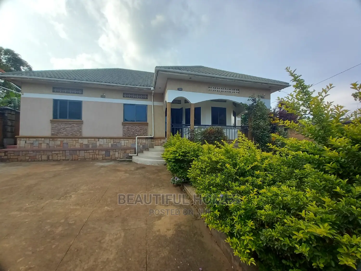 Furnished 4bdrm Bungalow in Kira Corporate for Sale