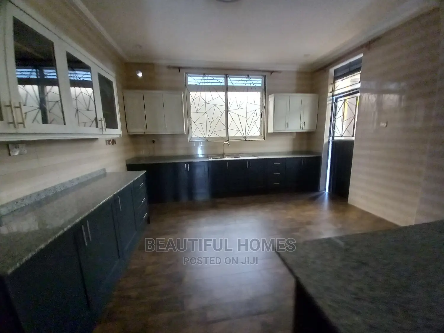 Furnished 6bdrm Duplex in Kira Tarmacked for Sale