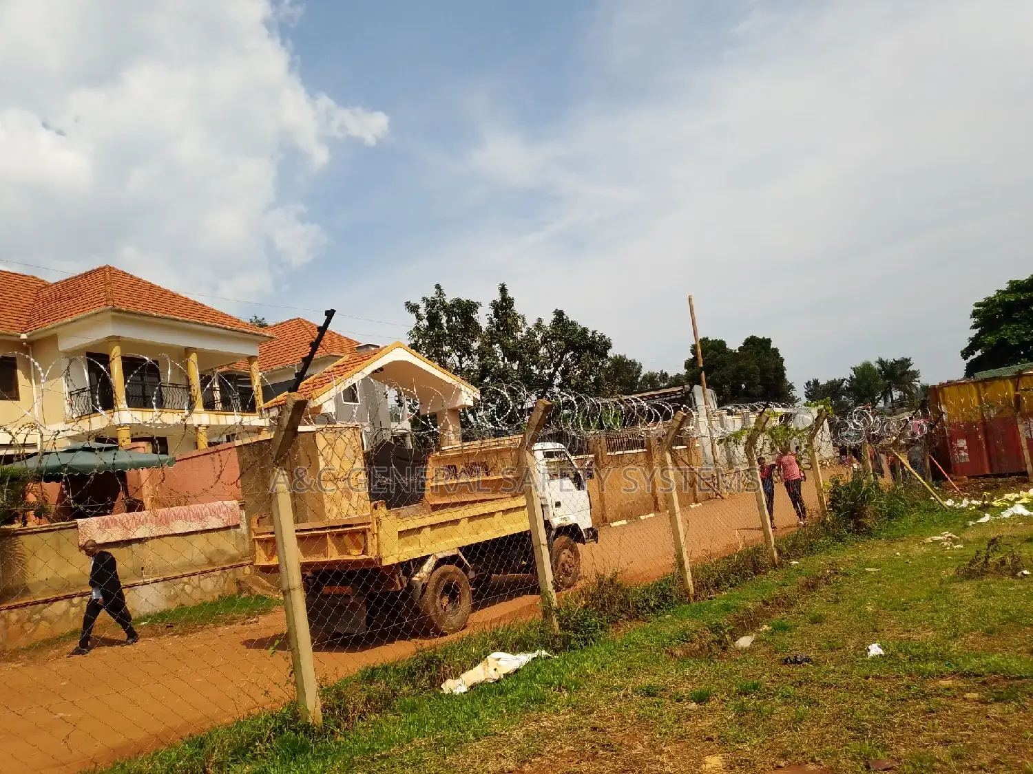 Land Security Fencing Chainlink, Razor Wire and Electricwire