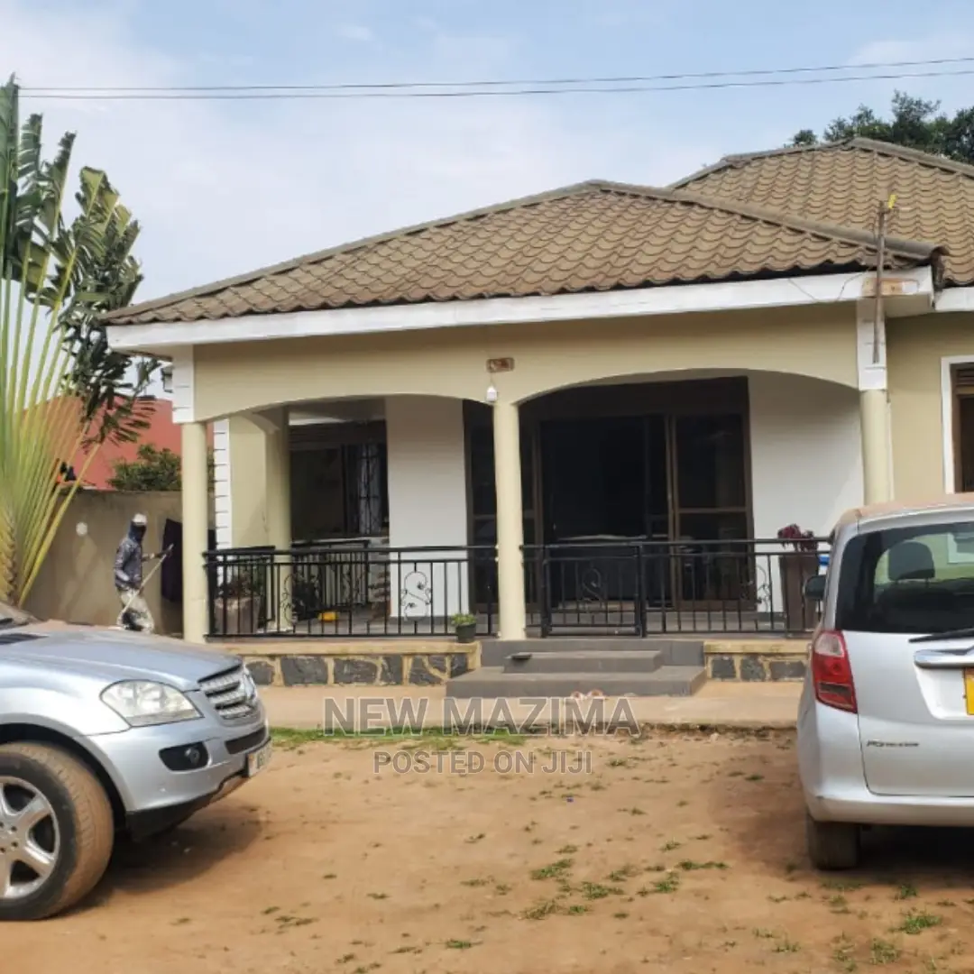 3bdrm Bungalow in Salaama Munyonyo, Division a for Sale