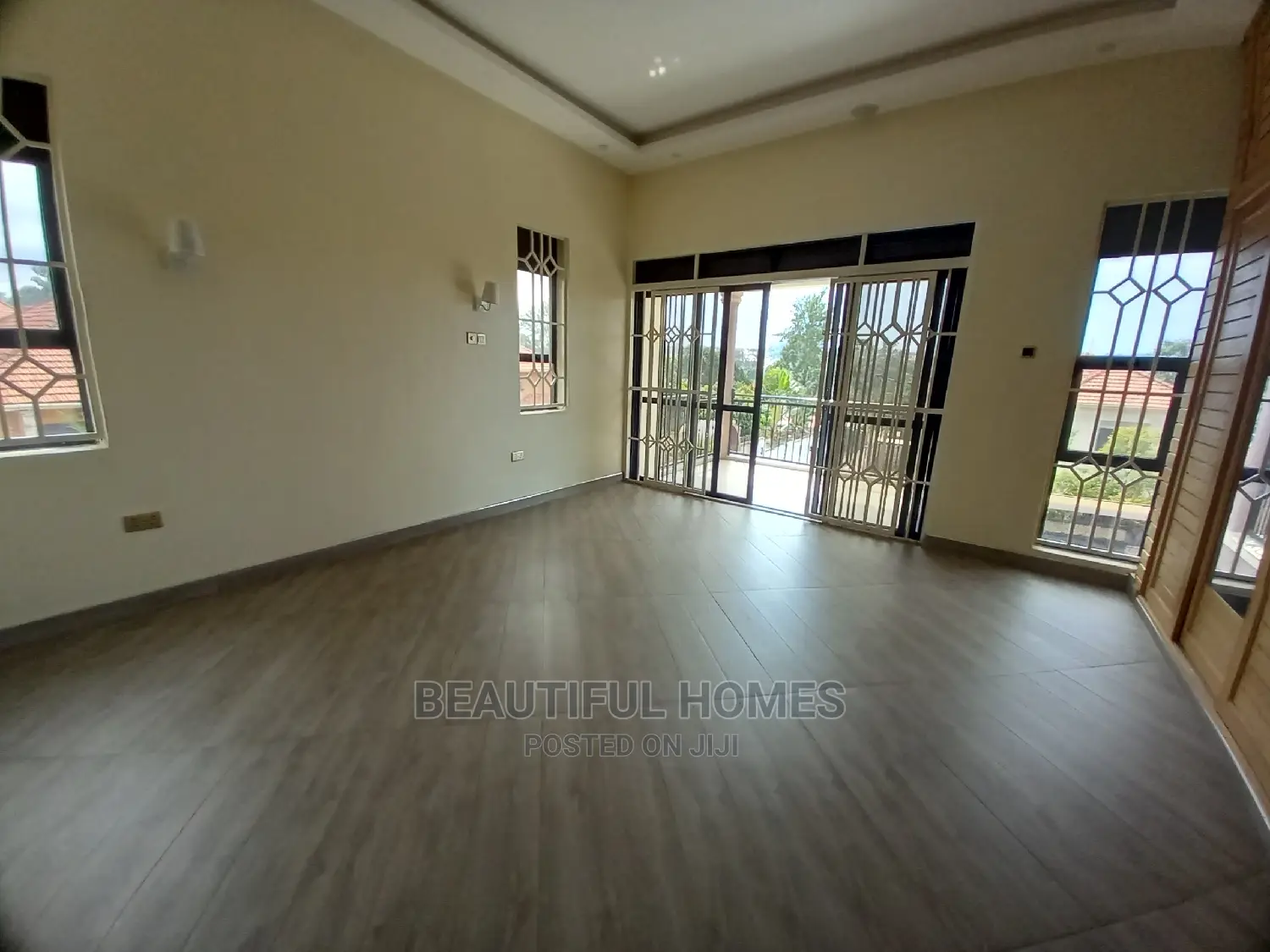 Furnished 5bdrm Maisonette in Kira Corporate Wing for Sale